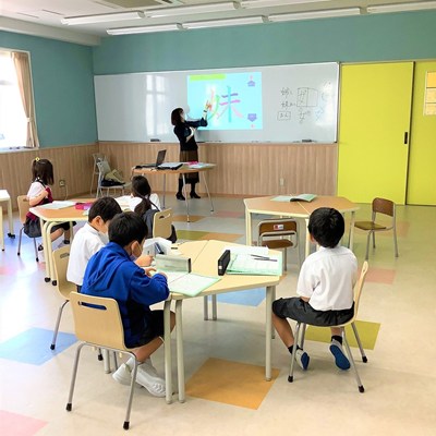 漢字を学ぶ子どもたち