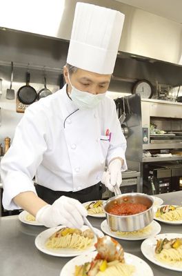 調理中の武森シェフ