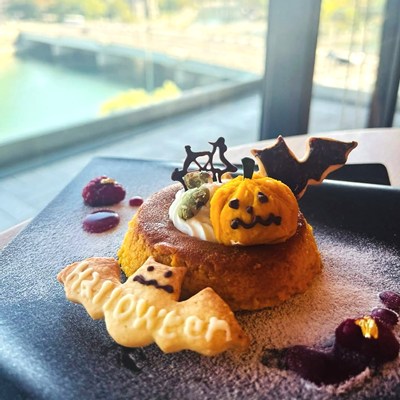 かぼちゃの顔やコウモリのクッキーが飾られたプリンケーキ