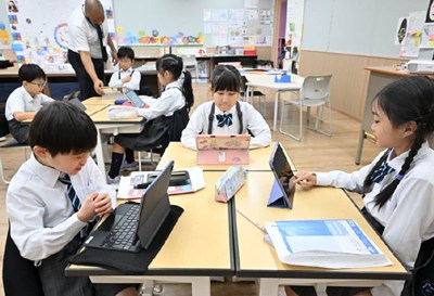 机に向かって学習する生徒たち