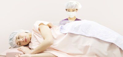 横たわる女性の無痛分娩イメージ