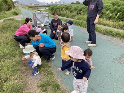 お散歩する子どもたち