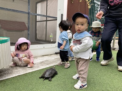 園で遊ぶ子ども