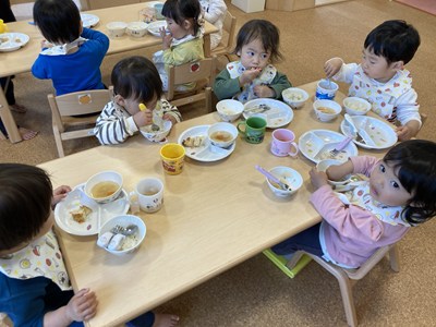 旧乳児棟での昼食の様子