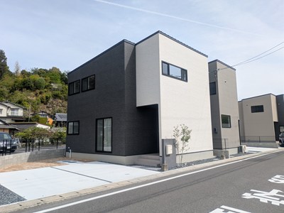 黒と白のシンプルな外観の家