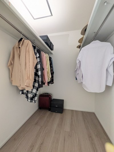 たくさんの服がかかったクローゼットの中