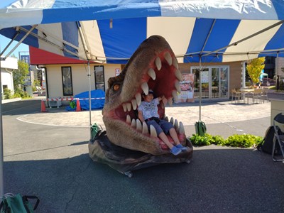 恐竜の口の中に座る子ども