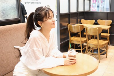 スターバックス コーヒーの店内でくつろぐ女性