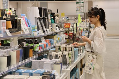 ハンズでショッピングする女性