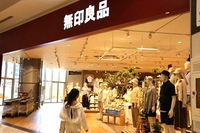 無印良品に入店する女性