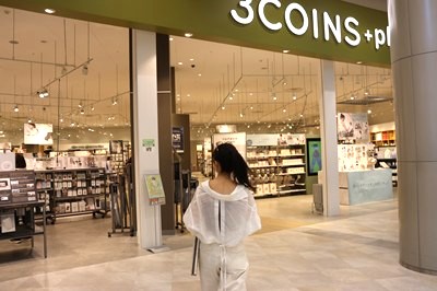3COINS+plusに入る女性