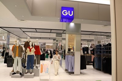 GUでショッピングする女性