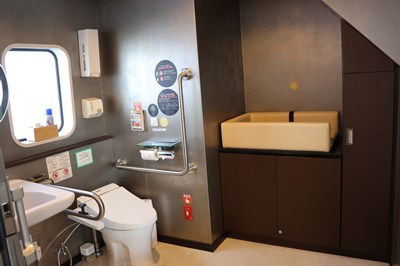 洋式トイレとオムツ替えシート