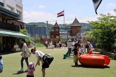永照幼稚園の園庭であそぶ親子