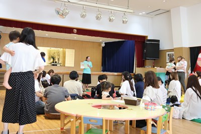 講堂に集まった親子