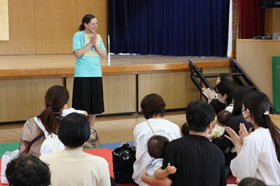 集まった親子の前で話すリー先生