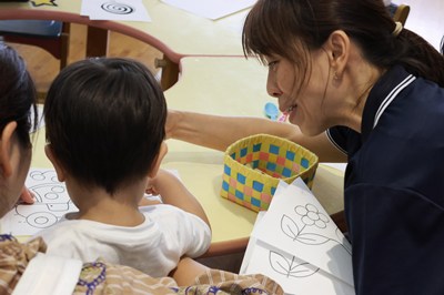子どもに声を掛けるリナ先生