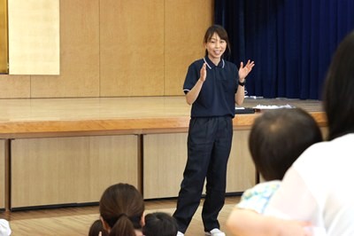 立って手あそび歌を歌うリナ先生