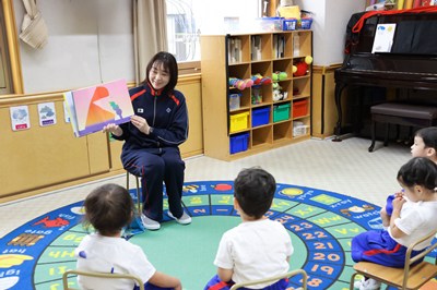 絵本の読み聞かせをする日本人教員
