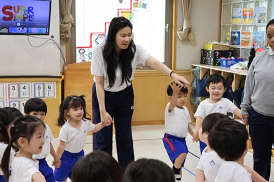 手をつなぎ輪になる年少さんたち