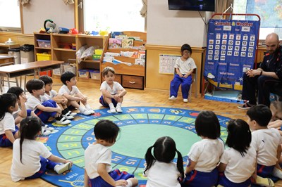 輪になって話し合う児童たち