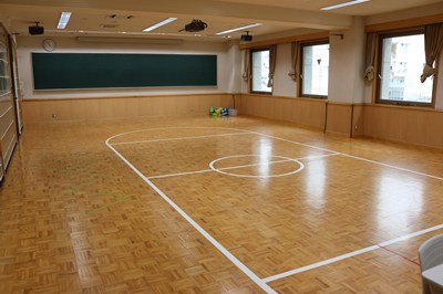 トラックが描かれた屋内ホール
