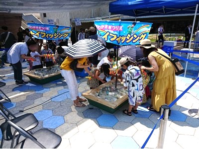 ゲームをする大人と子ども