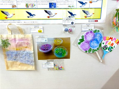 さまざまな工作物を掲示した壁