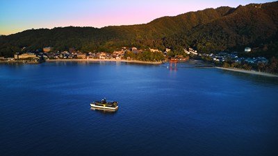 宮島沖を遊覧する船