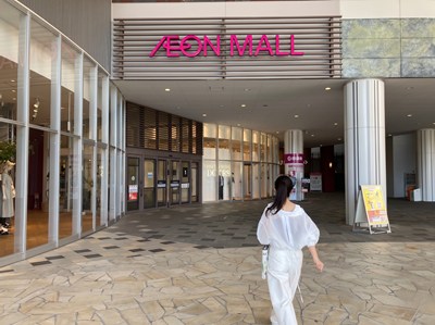 イオンモール広島府中の店内に向かう女性