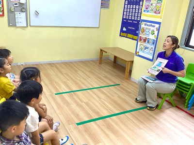 スタッフの話に聞き入る子どもたち