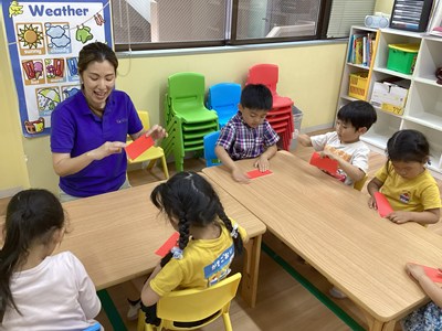 工作をするスタッフと子どもたち