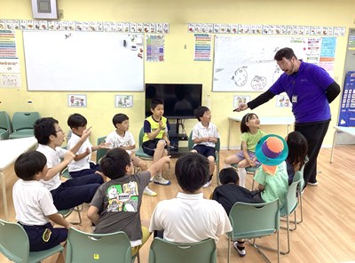 サークルになって活動する子どもたち