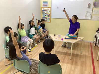 挙手する子どもたち