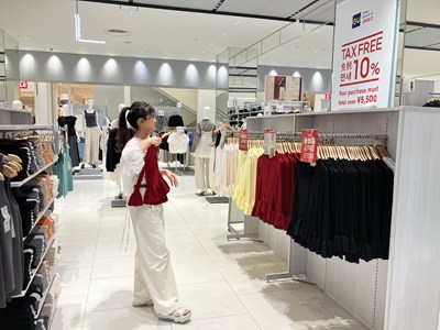 GUのトレンドアイテムを合わせて楽しむ女性