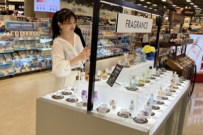 イオンスタイルのフレグランスコーナーを見ている女性