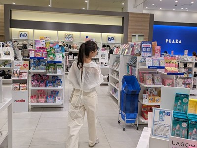 PLAZA イオンモール広島府中店でコスメをチェックする様子