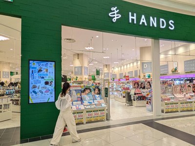 ハンズの前を歩く女性