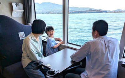 座席に座る親子連れ