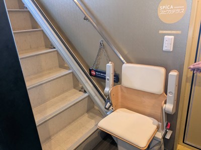 階段下にある昇降機