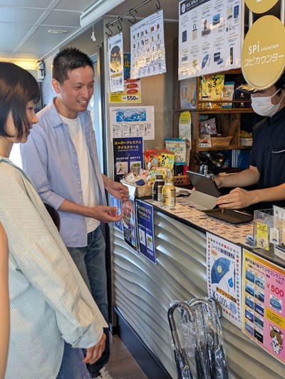 売店で買い物をする男女