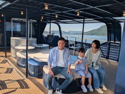 椅子に座る親子