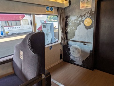 座席後ろの荷物置き場