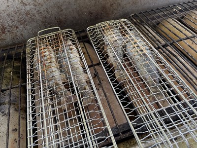 焼き網で魚を焼き上げる様子