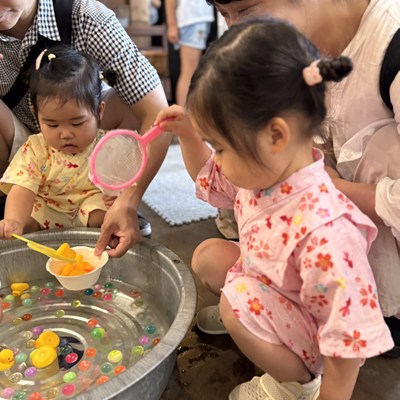 スーパーボールすくいをする子ども