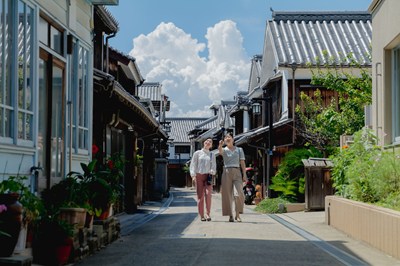街を散策する女性2人組