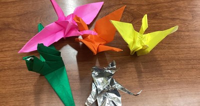 児童が作った折り鶴