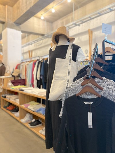 リシュラの実店舗で販売される大人服一例