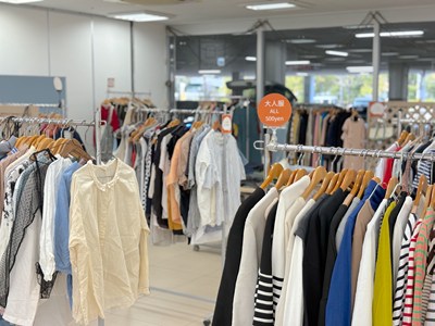 サンマルマルシェ会場内の大人服