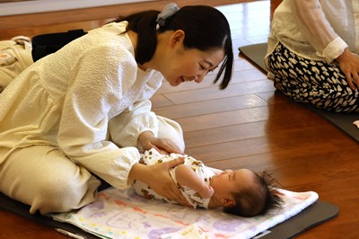 レッスン中、笑顔のママと赤ちゃん